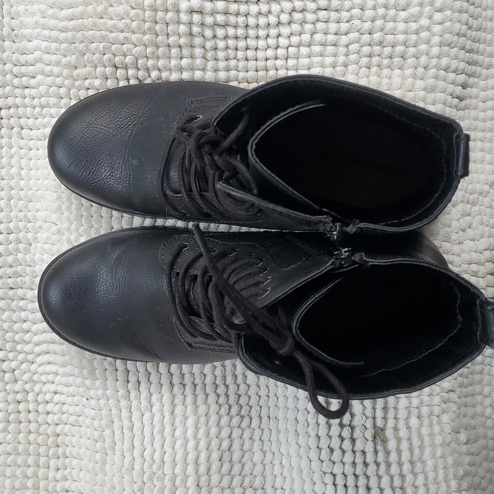 Black Boots‎